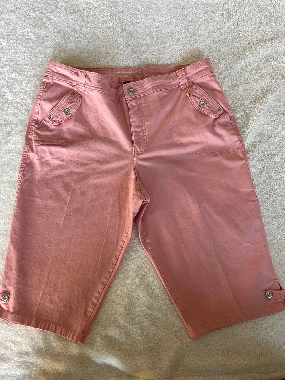 Gloria Vanderbilt “Skimmer” Coral-Pink Capris. (#105)